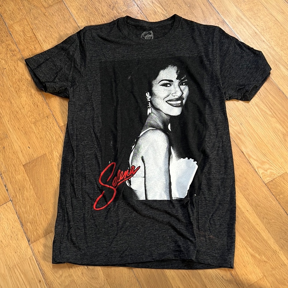 Selena tee